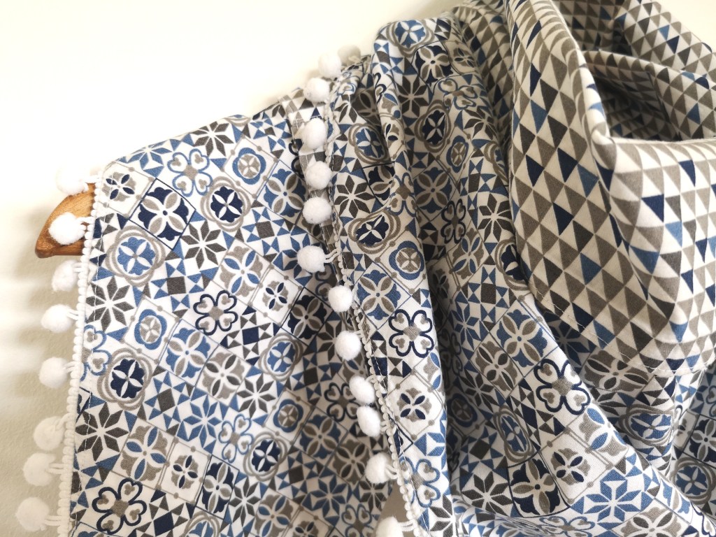Tuto pour réaliser un foulard triangle chèche en coton imprimé bleu