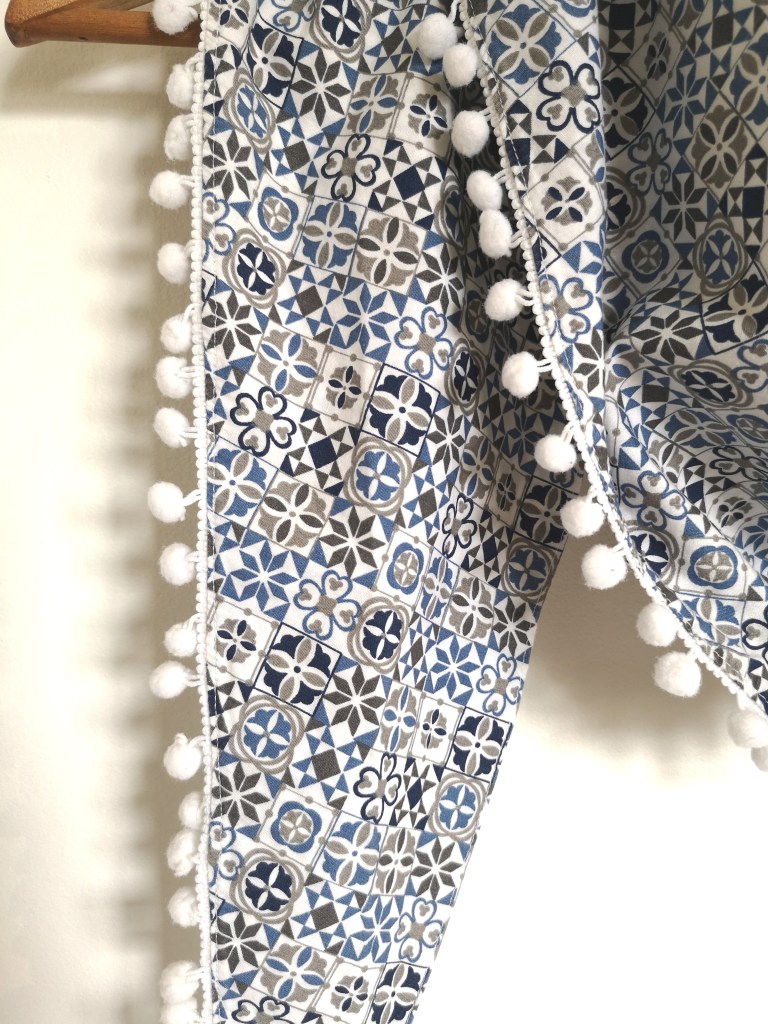 Tuto pour réaliser un foulard triangle chèche en cotonnade imprimée bleu